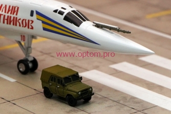 Автомобиль Уаз 469 хаки для военных аэродромов, масштаб 1:144.