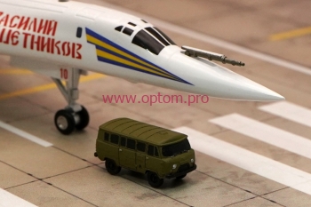 Автомобиль УАЗ 452 хаки, для военных аэродромов, масштаб 1:144.